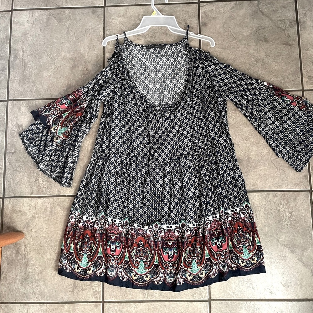 Very cute pattern dress with flare sleeves